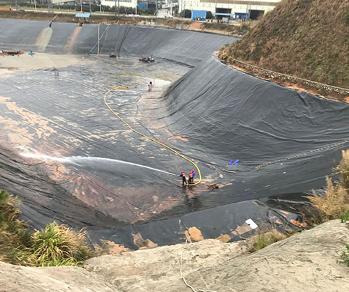 尼勒克废水池清理