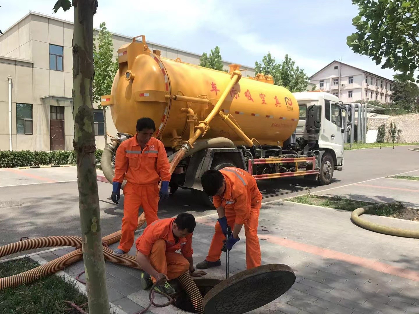 尼勒克管道疏通车停在窨井附近