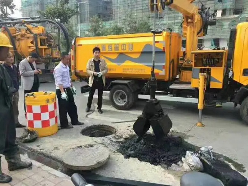 尼勒克街道：网格员化身“清道夫”，为民解忧疏通“堵心”化粪池
