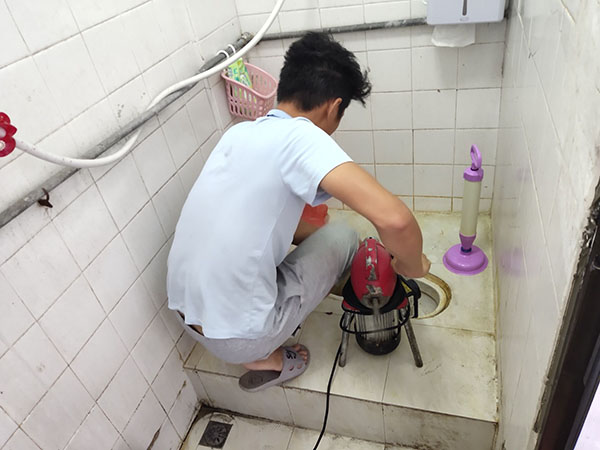 尼勒克肥皂掉到马桶里把马桶堵住了怎么办？马桶堵住了怎么办
