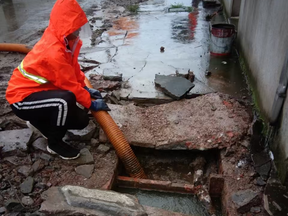 尼勒克专业清理污水池 炜誉市政以规范流程守护城市 “肠道”